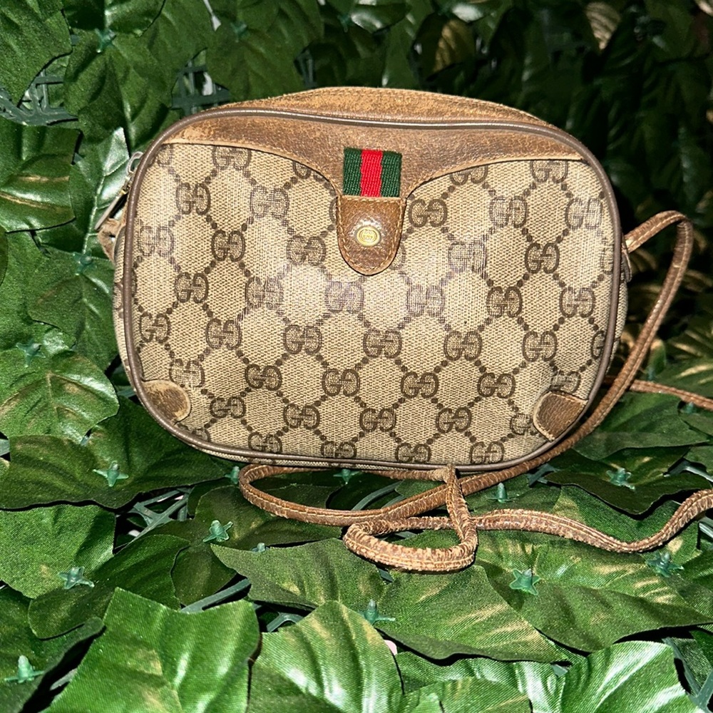 GUCCI gorgeous crossbody bag with GG logo in canvas material very well kept